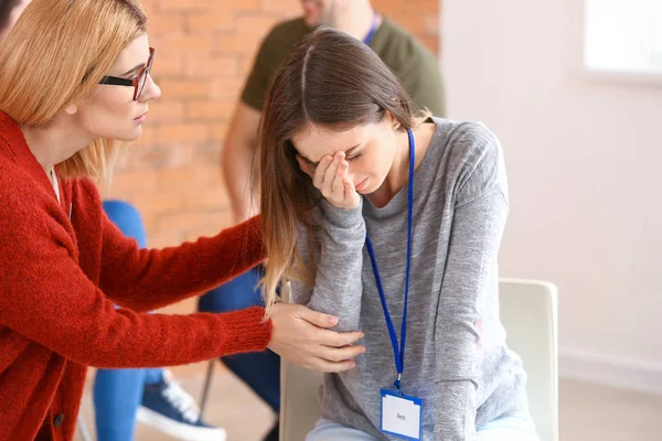 Psychologist calming woman at group therapy session — Stock Photo, Image