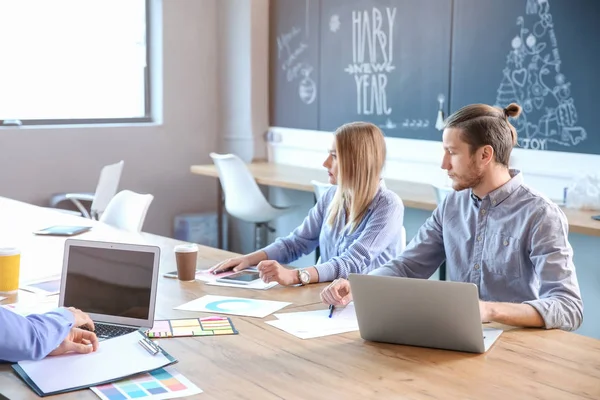 Kollegor under affärsmöte i Office — Stockfoto