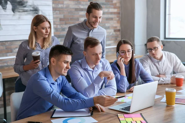 Colleghi durante la riunione di lavoro in carica — Foto Stock