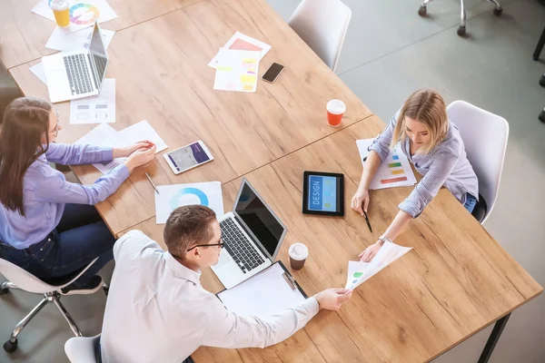 Collega's tijdens zakelijke bijeenkomst in Office — Stockfoto