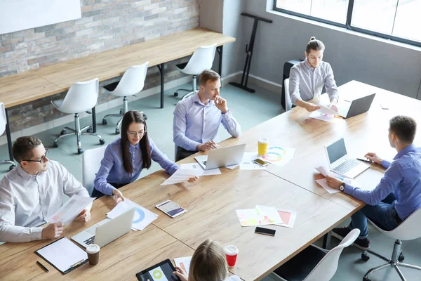 Collega's tijdens zakelijke bijeenkomst in Office — Stockfoto