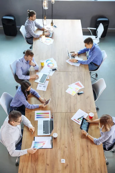 Colegas durante reunión de negocios en el cargo — Foto de Stock