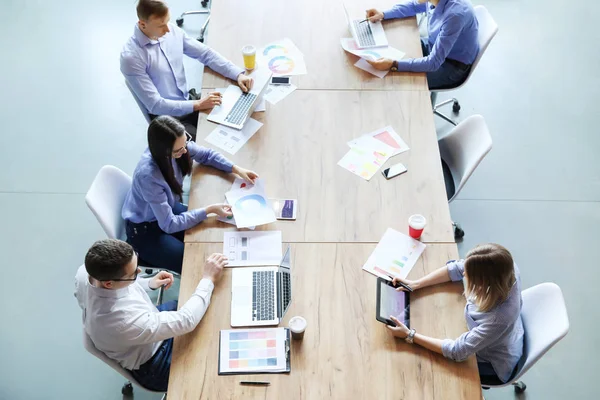 Collega's tijdens zakelijke bijeenkomst in Office — Stockfoto