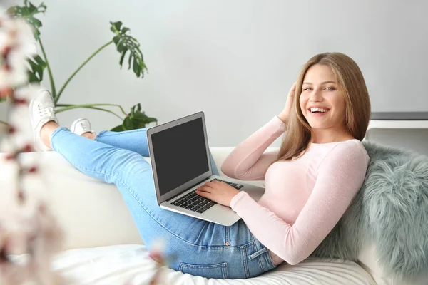 Mooie jonge vrouw met laptop thuis — Stockfoto