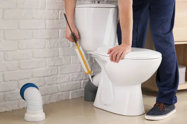 Plumber working in restroom — Stock Photo, Image