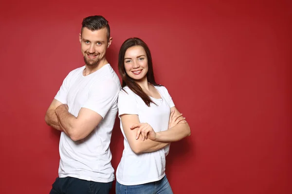 Feliz jovem casal em fundo de cor — Fotografia de Stock