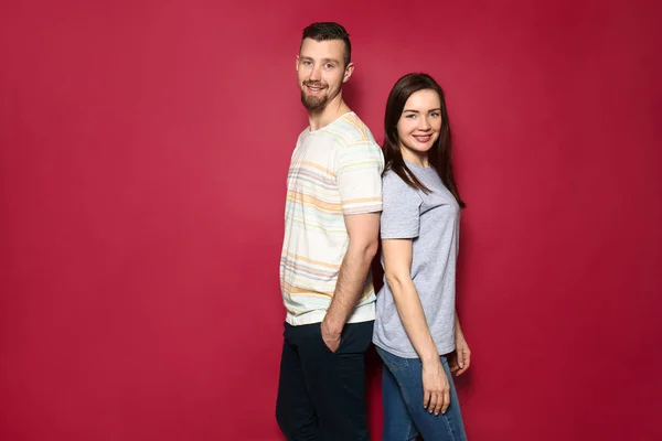 Feliz joven pareja en el fondo de color — Foto de Stock