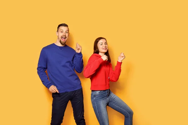 Dancing young couple on color background — Stock Photo, Image