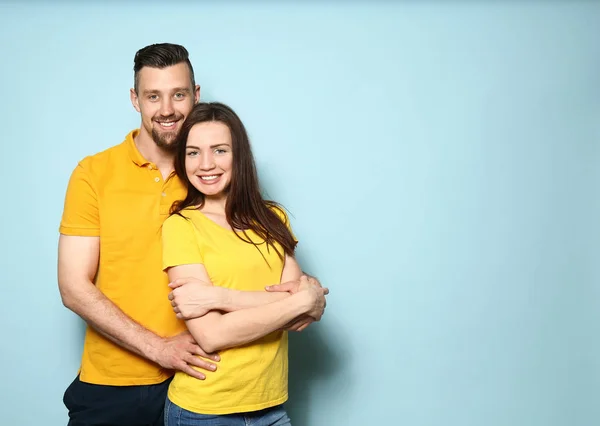 Feliz joven pareja en el fondo de color —  Fotos de Stock