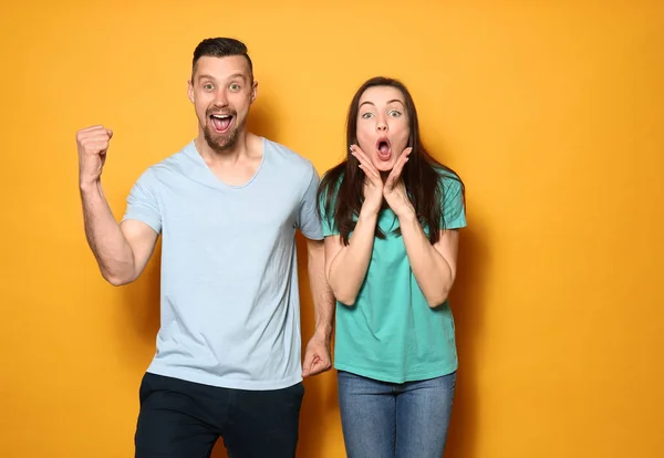 Feliz joven pareja en el fondo de color — Foto de Stock