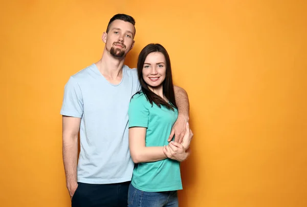 Pasangan muda bahagia di latar belakang warna — Stok Foto