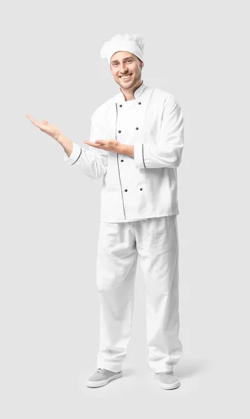 Bonito chef masculino no fundo branco — Fotografia de Stock