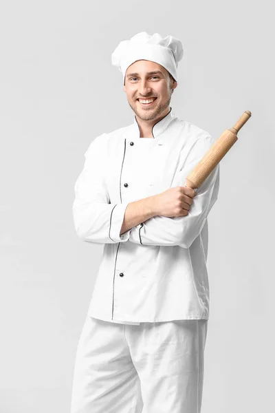 Bonito chef masculino no fundo branco — Fotografia de Stock