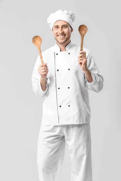 Bonito chef masculino no fundo branco — Fotografia de Stock