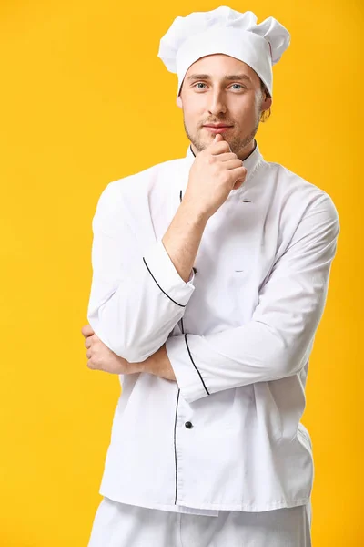 Bello chef maschio su sfondo di colore — Foto Stock
