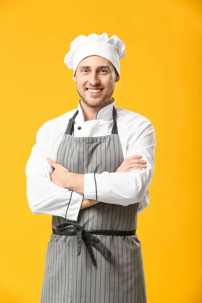 Hezký mužský kuchař na barvu pozadí — Stock fotografie