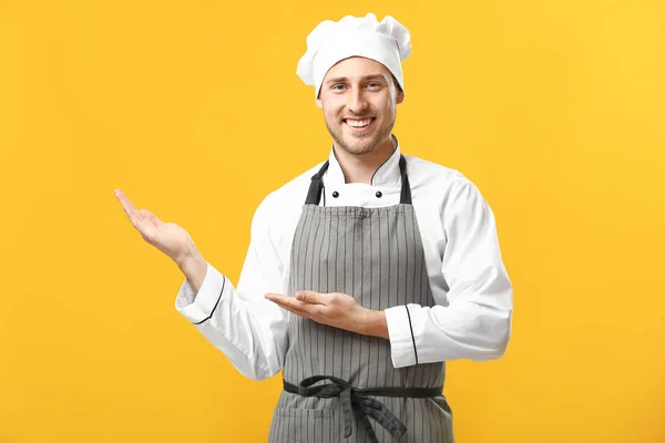 英俊的男性厨师在颜色背景 — 图库照片