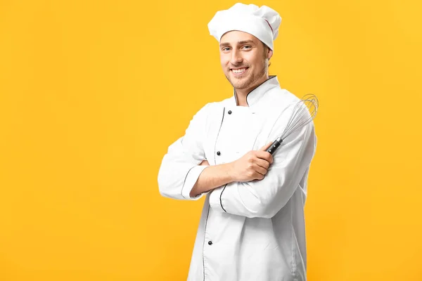 Jóképű férfi szakács színes háttérrel — Stock Fotó