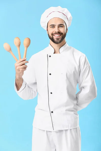 Schöner männlicher Koch auf farbigem Hintergrund — Stockfoto