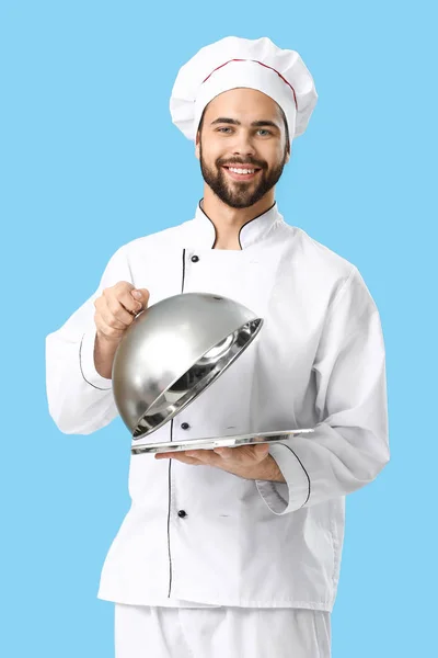 Bonito chef masculino em fundo de cor — Fotografia de Stock