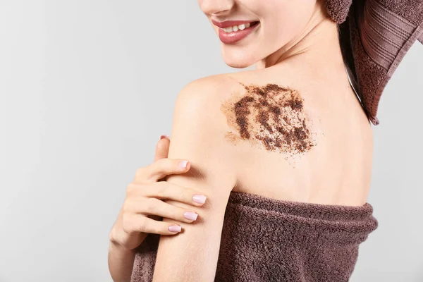 Young woman with body scrub on her body against grey background — Stock Photo, Image