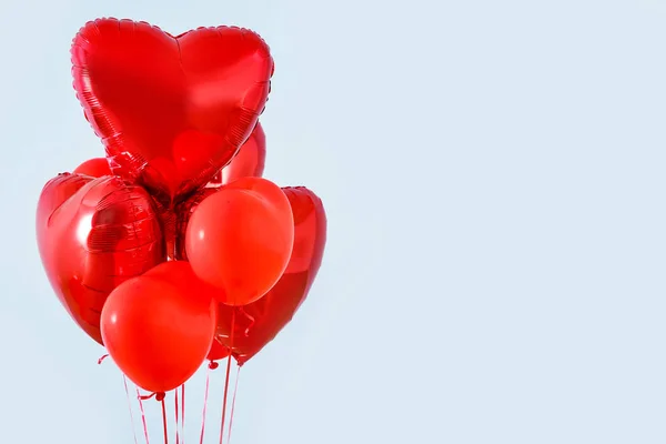 Balões de ar em forma de coração no fundo cinza — Fotografia de Stock