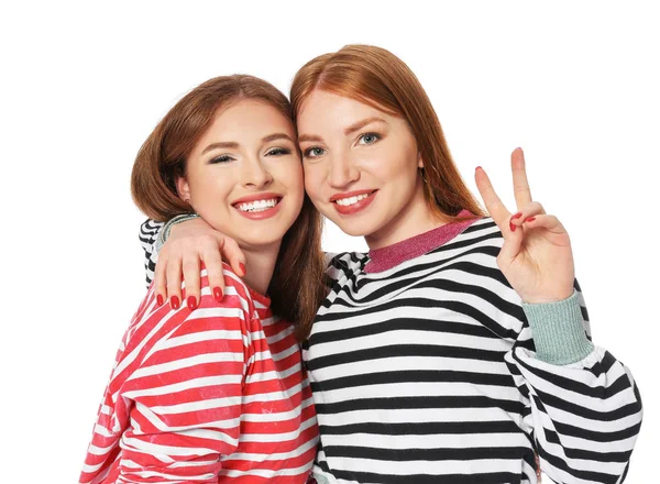 Portret van gelukkige jonge vrouwen op witte achtergrond — Stockfoto
