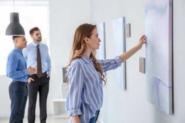 Modern sanat galerisindeki sergide genç bir kadın.