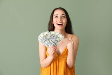 Doları banknot renk arka plan üzerinde olan mutlu kadın