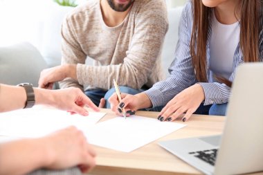 Emlakçı ofisinde genç çift