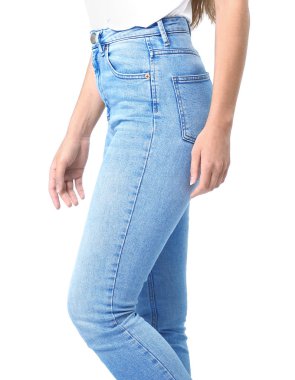 Beyaz arka planda kot pantolonlu güzel bir kadın.