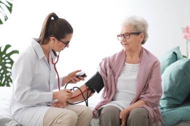 Doktor huzurevinde yaşlı kadın muayene