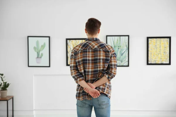 Homem em exposição na galeria de arte moderna — Fotografia de Stock