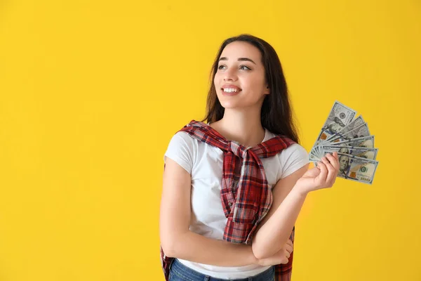 Doları banknot renk arka plan üzerinde olan mutlu kadın — Stok fotoğraf