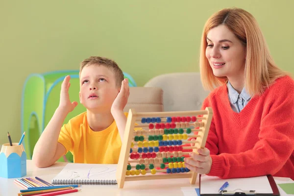 Female psychologist working with boy suffering from autistic disorder — Stock Photo, Image