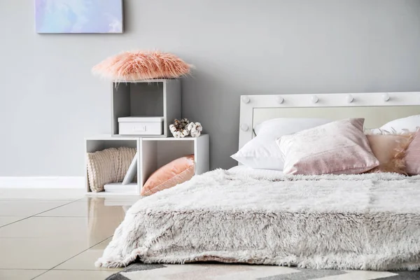 Стильный интерьер современной спальни — стоковое фото