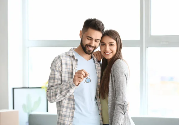 Junges Paar mit Schlüsseln im neuen Haus — Stockfoto