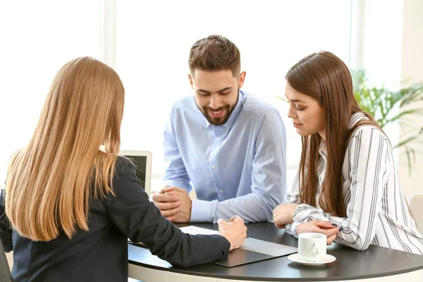 Junges Paar im Büro eines Immobilienmaklers — Stockfoto