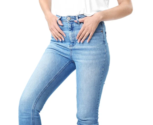 Belle jeune femme en jeans sur fond blanc — Photo