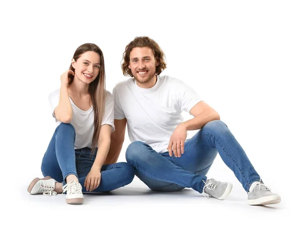 Elegante pareja joven en jeans sobre fondo blanco — Foto de Stock