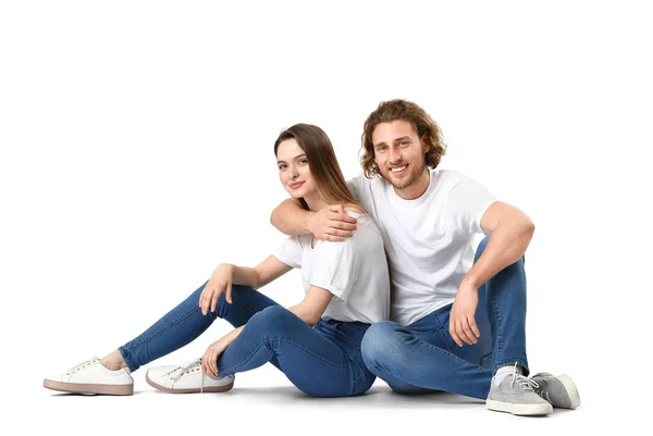 时尚的年轻夫妇在白色背景的牛仔裤 — 图库照片