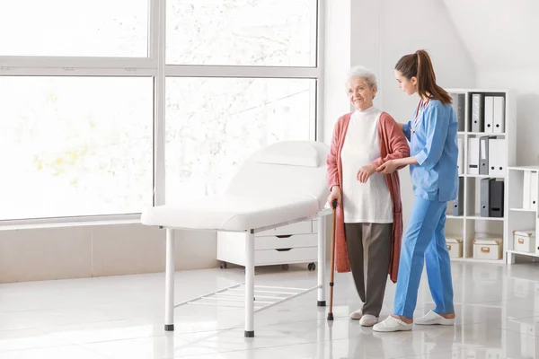Orvosi dolgozó idős nő az idősek otthonában — Stock Fotó