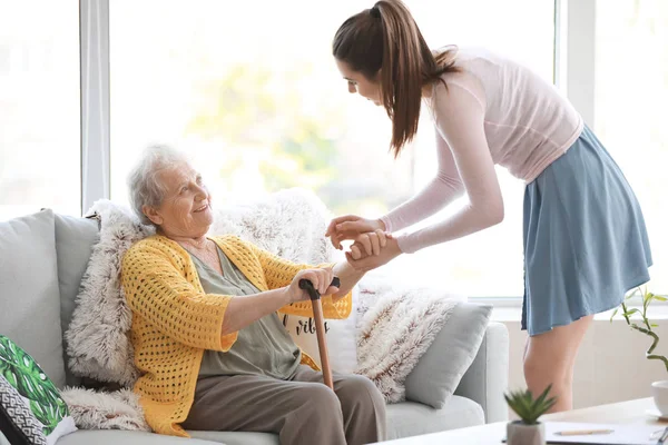 Pflegekraft mit Seniorin im Pflegeheim — Stockfoto