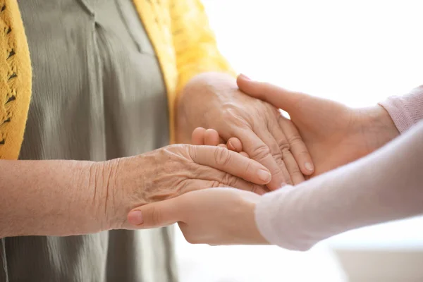 Badante con donna anziana in casa di cura, primo piano — Foto Stock
