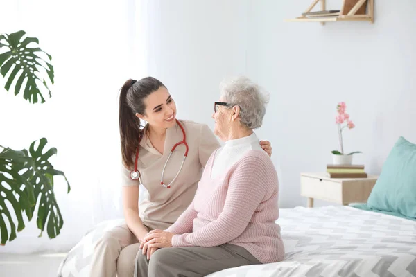 Médecin avec une femme âgée en maison de retraite — Photo