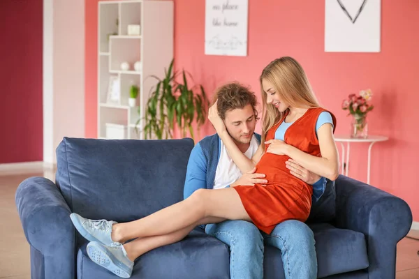 Jovem feliz casal grávida em casa — Fotografia de Stock