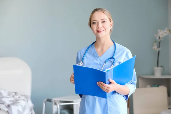 Assistente medico con documenti in clinica — Foto Stock