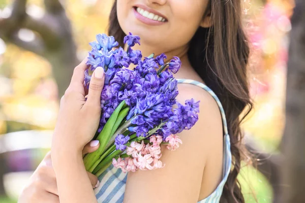 Vacker ung kvinna med hyacint blommor utomhus, närbild — Stockfoto