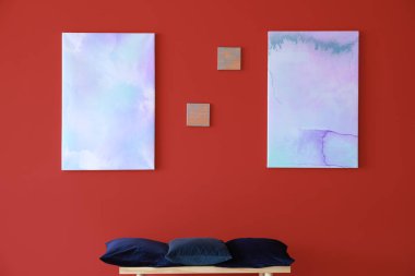 Modern sanat galerisinde duvarda resimler