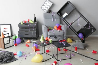 Partiden sonra odanın içi.